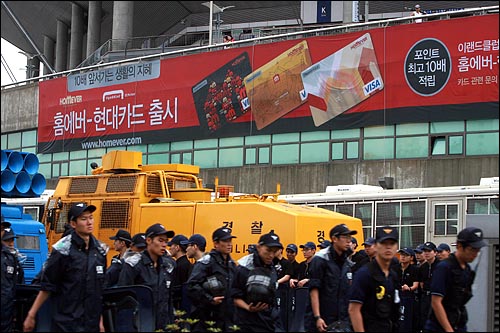 홈에버 월드컵몰 입구에 경찰이 살수차와 버스로 매장입구를 완전히 봉쇄하고 있다. 